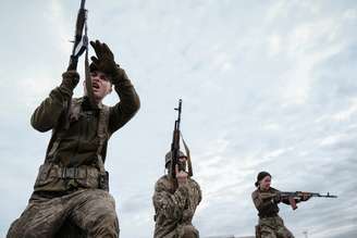 Jovens civis ucranianos fazem treinamento militar