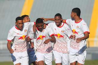 Jogadores do time sub-17 do Red Bull Bragantino. 