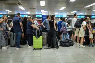 Passageiros em aeroporto prontos para embarque