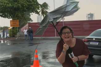 Guarda-chuva de jornalista quebra com o vento em PE e repórter cai na risada