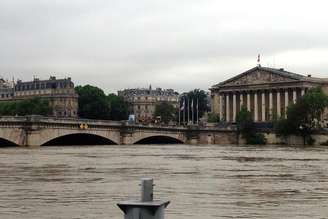 Prefeitura de Paris libera banhos no rio Sena em áreas delimitadas até o fim de agosto