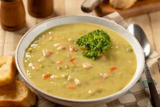 Sopa cremosa de ervilha com legumes e bacon