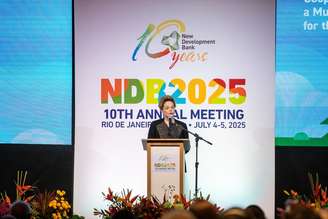 Imagem mostra presidente do NDB, Dilma Rousseff, em cerimônia de reunião anual no Rio. Dilma afirmou que NDB respeita soberania de países