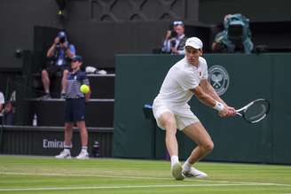 Jannik Sinner durante sua partida de tenis da terceira rodada do torneio individual masculino de Wimbledon 2025 contra Pedro Martinez no All England Tennis Club em Londres, Inglaterra. 