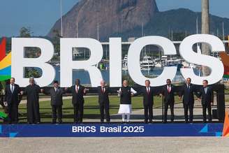 O Presidente Lula recebe as autoridades do BRICS para foto oficial nos jardins do MAM.