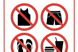 Placas no La Scala mostram quais trajes são proibidos nas salas de ópera