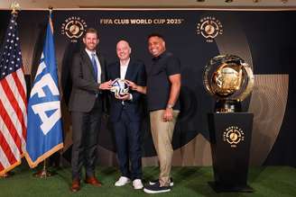 Presidente da Fifa, Gianni Infantino (centro) se reuniu com Ronaldo e Eric Trump