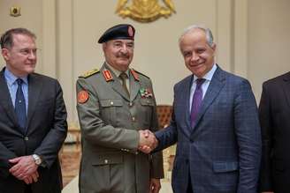 Ministro Matteo Piantedosi com marechal Khalifa Haftar em março de 2024, em Bengasi