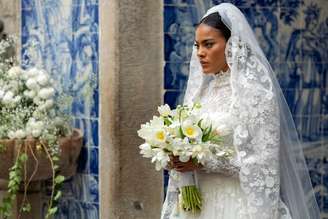 Maria de Fátima (Bella Campos) entra sozinha na igreja para se casar com Afonso (Humberto Carrão)