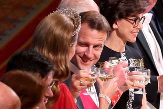 Macron é flagrado dando piscadinha para Kate Middleton em banquete de estado oferecido pela Família Real