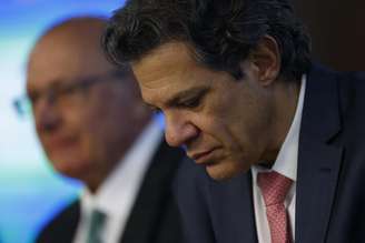O ministro da Fazenda, Fernando Haddad (à frente), disse que o país tem várias medidas para responder ao tarifaço de Trump, mas que espera haver solução antes de implementar alguma delas