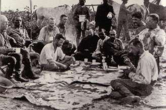 Da esq. para dir., sentados: Zahm, Rondon, Kermit, Cherrie, Miller, quatro brasileiros, Roosevelt e Fiala 