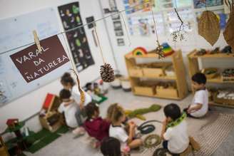 Crianças brincam em escola municipal de educação infantil da capital