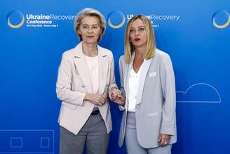 Von der Leyen com a premiê italiana, Giorgia Meloni, que disse que guerra comercial não faz sentido