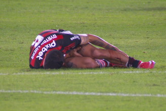 Ayrton Lucas leva a pior em dividida e sofre ferimento na perna em Flamengo x São Paulo