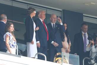 O presidente dos EUA, Donald Trump (de gravata vermelha), junto com a primeira-dama, Melania, e o presidente da Fifa, Gianni Infantino
