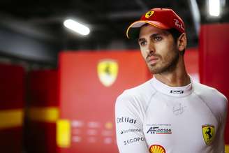 Antonio Giovinazzi anunciou a renovação de contrato com a Ferrari