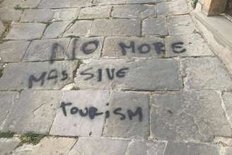 Pichação contra o turismo de massa na cidade italiana de Cortona, na Toscana