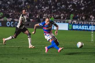 Breno Lopes em ação diante do Vasco. 