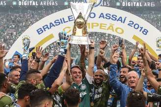 Bolsonaro ergue troféu de campeão brasileiro conquistado pelo Palmeiras em 2018.