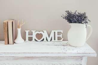 As placas com frases ou palavras têm sido elementos muito presentes na decoração dos ambientes nos últimos anos