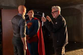James Gunn ao lado de David Corenswet e Nicholas Hoult