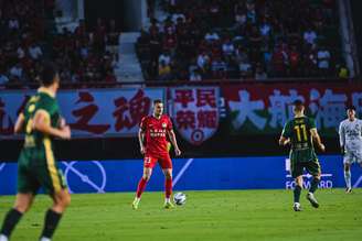 Lucas Maia em ação com a camisa do Henan FC