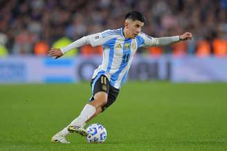 Thiago Almada em jogo pela seleção da Argentina (Photo by Marcelo Endelli/Getty Images)