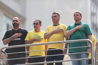 Eduardo Bolsonaro ao lado do pastor Silas Malfaia, do pai, Jair Bolsonaro, e do governador Tarcísio de Freitas em ato na Paulista no ano passado
