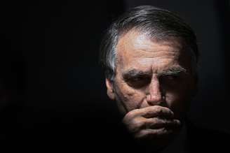 O ex-presidente do Brasil Jair Bolsonaro senta-se diante do juiz do Supremo Tribunal Federal Alexandre de Moraes durante seu julgamento no STF, juntamente com outros acusados em um suposto plano de golpe para manter Bolsonaro no cargo após sua derrota nas eleições de 2022, em Brasília, em 10 de junho de 2025.