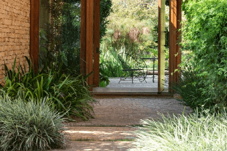 Conhecer o ciclo das plantas e como elas reagem ao inverno garante bons resultados no paisagismo Projeto de arquitetura: Gilda Meirelles | Paisagismo: Catê Poli |