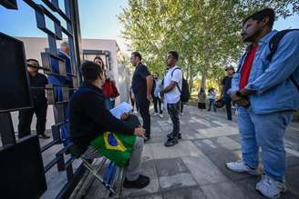 Imigrantes reunidos em prédio da Agência para Integração, Migrações e Asilo (AIMA) em Portugal