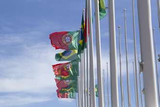 Foto ilustrativa com bandeiras de Brasil e Portugal