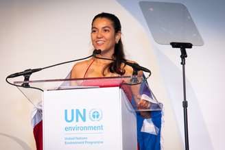 Anna Luísa Beserra, em 2019, recebendo o prêmio da ONU