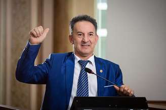 Vereador Zezinho Sabará (PSD), representante da Cidade Industrial de Curitiba (CIC), declara-se de direita.