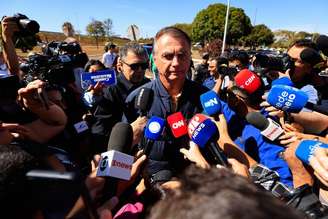 Bolsonaro ao deixar a Secretária de Estado de Administração Penitenciária (SEAP) em Brasília após colocar tornozeleira eletrônica