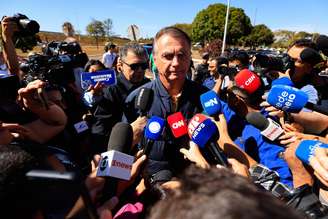 Jair Bolsonaro conversa com a imprensa após ser alvo de operação da PF