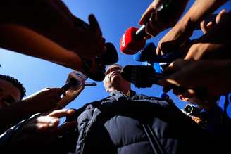 Jair Bolsonaro conversa com a imprensa após ser alvo de operação da PF