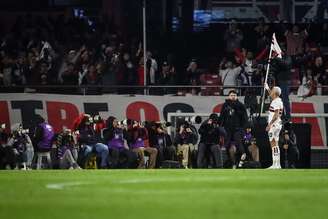 Luciano exibe a bandeira do São Paulo em direção à torcida em comemoração a gol marcado sobre o Corinthians.