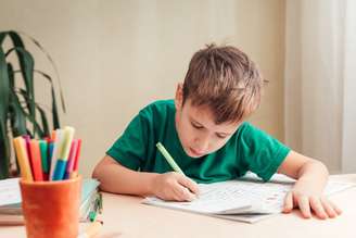 A escrita à mão estimula áreas importantes do cérebro e contribui para o desenvolvimento das crianças