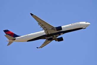 Piloto da Delta Air Lines se preparava para pousar na Dakota do Norte quando avistou um bombardeiro vindo em sua direção