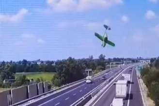 Acidente foi flagrado por câmeras de segurança da estrada no norte do país