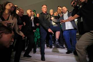 Na Câmara, Jair Bolsonaro mostra tornozeleira eletrônica e diz que está submetido a ‘máxima humilhação’