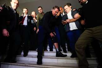 O ex-presidente da República, Jair Messias Bolsonaro, mostra para os jornalistas a tornozeleira eletrônica que foi colocada por ordem do Supremo Tribunal Federal, na saída da Câmara dos Deputados, após reunião com na liderança do PL, em Brasília, nesta segunda-feira, 21