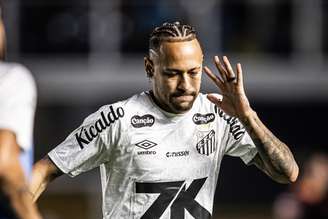Neymar Jr durante aquecimento antes de confronto contra o Inter, pelo Brasileirão; camisa 10 se manifestou sobre discussão com torcedor após o apito final