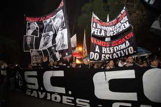 Torcedores do Corinthians protestam em frente ao Parque São Jorge