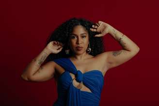 Rapper Adriana Barbosa de Souza, a Drik Barbosa, pauta ancestralidade e mulher negra, brasileira, da América Latina e do mundo.