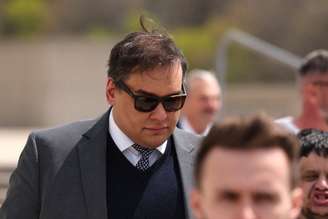 Condenado por fraude, ex-deputado George Santos se entrega e é preso nos EUA nesta sexta-feira, 25