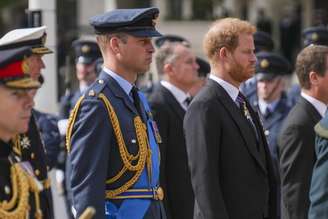 LONDRES, INGLATERRA - 19 DE SETEMBRO: Os príncipes William e Harry caminham atrás do caixão da rainha Elizabeth II, puxado em uma carruagem pelas ruas de Londres, após seu funeral em 19 de setembro de 2022, em Londres, Inglaterra.  