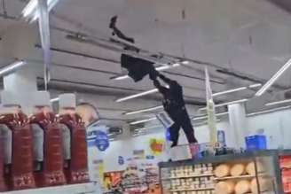 Policial militar subiu em gôndolas do supermercado para tirar homem que estava pendurado no teto